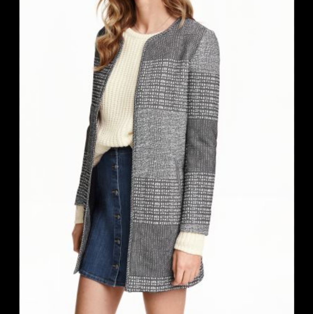 H&M black and white overcoat perfect for the fall!  Fully lined with pockets siz